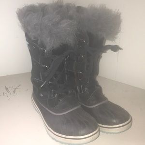 Black winter boots
